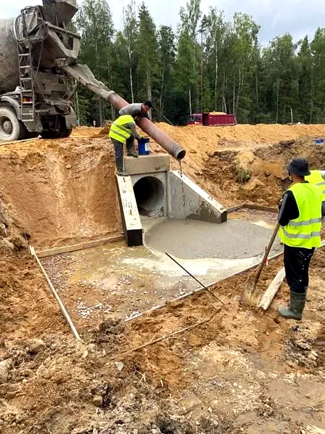 Бетонирование оголовка водопропускной трубы из автобетоносмесителя